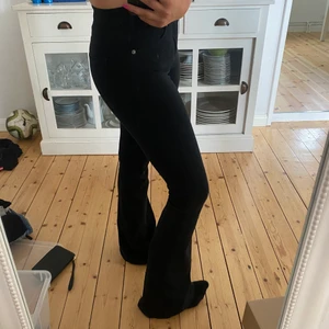 Jeans - Flare jeans, jättefint skick. Storlek S längd 32