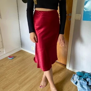 As snygg satinkjol ❤️🤩 - Röd ny och oanvänd satinkjol❤️Storlek S/36❤️Skriv för fler bilder, pris kan diskuterats🤩