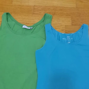 Two tank tops together  - Två stycken toppar tillsammans. Kondition: jätte bra. Storlek: M/S. Bud start 100 kr för båda + frakt. Ignorera hashtagen. 