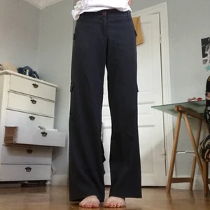 grå cargopants⭐️ - svinsnygga o bekväma grå byxor köpta på humana för ett tag sen. passar bra i benen för mig som är 174, lite stora i midjan men går lätt att trä igenom ett bälte elr liknande! möts i stockholm💋