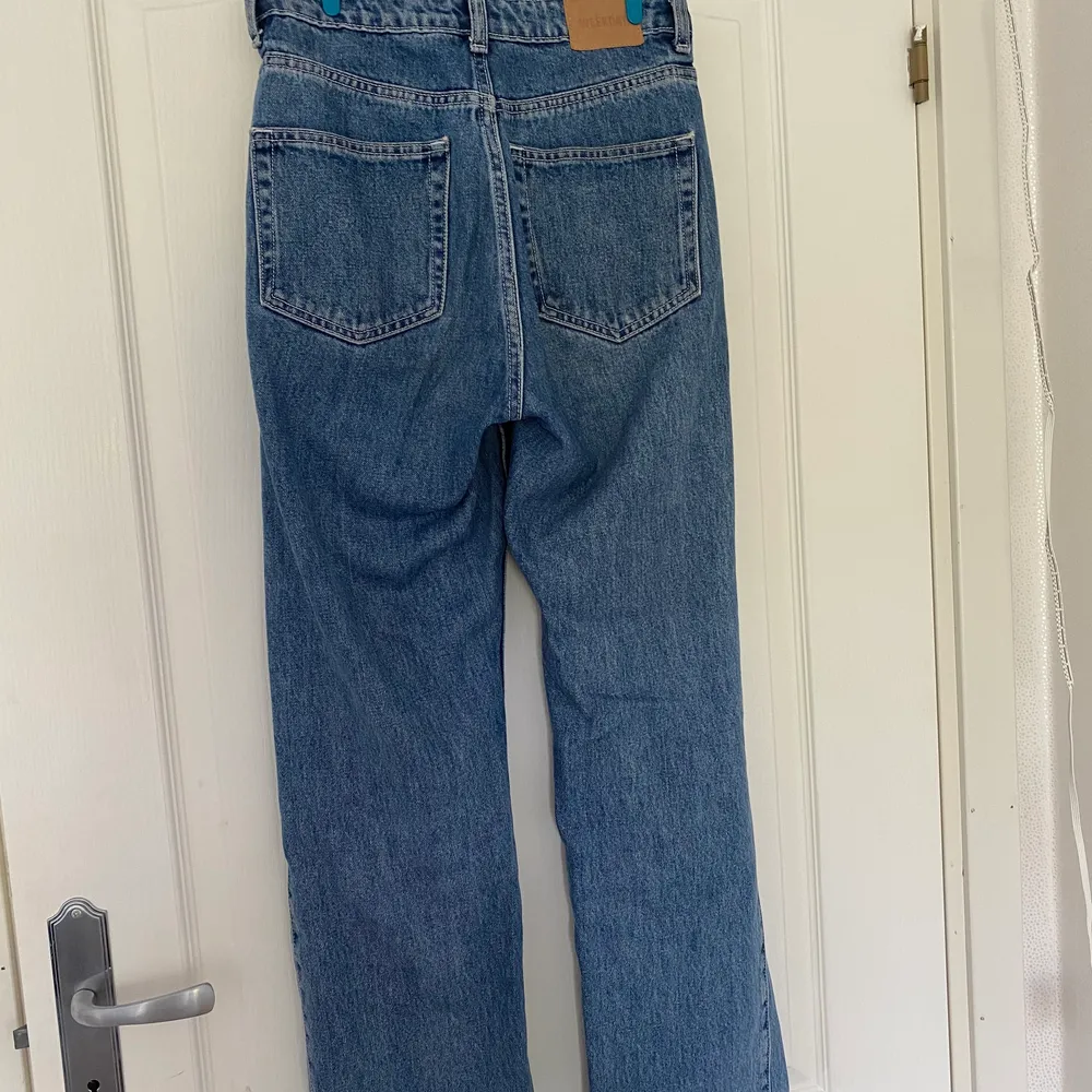 Snygga ljusa jeans i modellen ”Rowe” i strl 26/30 från weekday. 👖 pris = 250kr (frakt ingår) 💙. Jeans & Byxor.