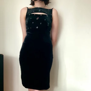 Midi klänning - 90tals midiklänning i sammet med söta blomdetaljer och fin cutout 🖤💜🖤