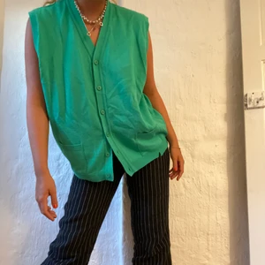 Väst i jättefin grön färg - Västen har ett litet jack i materialet men bortsett från det är den i jättegott skick! ☘️☘️ Den är ganska oversized på mig som brukar bära S på överdelar 