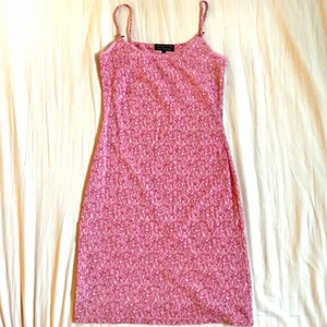 Blommig mini klänning  - Liknar ett nattlinne och är supersöt som klänning! Perfekt skick och storlek S. fråga om du undrar något! 💘💘💘 Vi kör budgivning i komentarerna! Slutar klockan 15.00 den 6 augusti ✌🏼