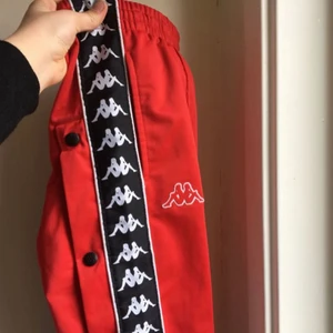 Kappa byxor - LÅNADE BILDER,, Röda kappa byxor med knappar längst sidorna! Använder ej dessa byxor därför säljer jag dom, SOM nya aldrig använda!!!Storleken M egna bilder kan absolut fixas! Har ni frågor är det bara att höra av sig!💗