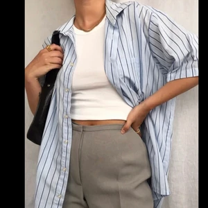 Skjorta - Supersnygg skjorta som är perfekt både över en bikini & till ett par jeans eller kostymbyxor!!