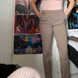 KostymByxor från mangon - Kostymbyxor som är köpta begagnat men i fint skick och ej använt mycket själv. Fickorna baktill är fejk. Katt i hemmet. 