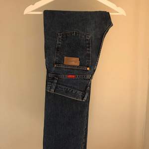 Högmidjade raka Wrangler jeans i bra skick förutom att märket på bakfickan är lite sönder. Storleken uppskattas till 26/30 eller ungefär small.
