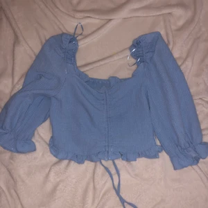 Söt topp från SHEIN  - Söt blå top i mjukt material. Inget stretch i tyget och är därför liten över bysten. Stl M men snarare en S