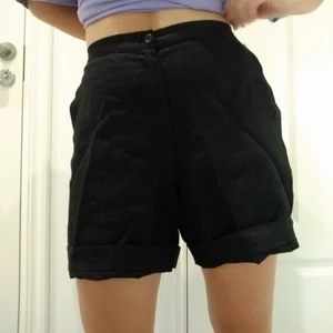 Svarta shorts  - Jättesöta svarta shorts. Säljer för att jag behöver pengarna:( De har fickor både fram och bak! Det är bara att skriva om man vill ha fler bilder eller mått:)