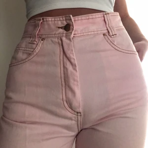 Rosa jeans - Ljusrosa jeans från bikbok storlek S☁️ Jag är 170cm och de är 5 cm korta på mig😋
