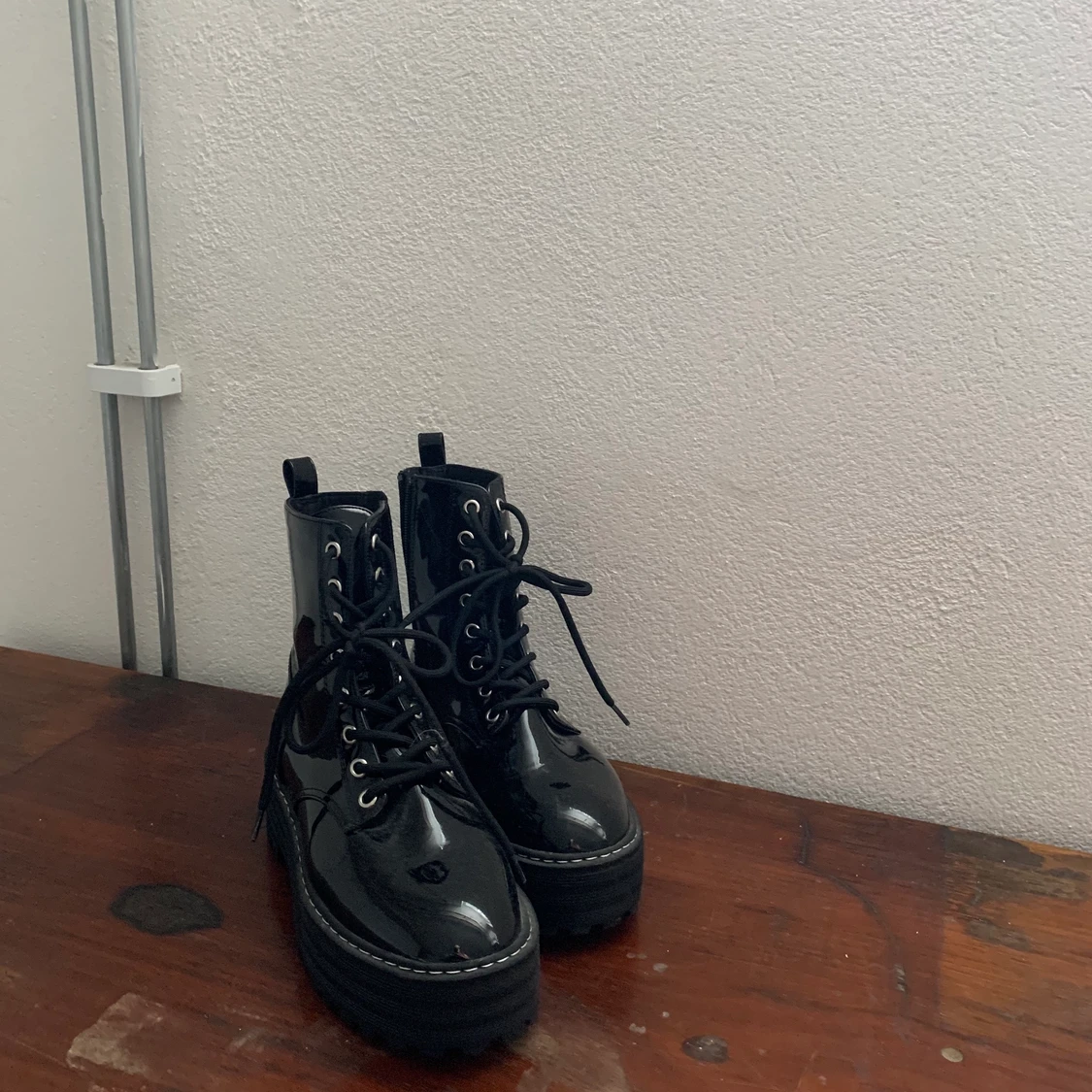 Dr martens liknande lack boots från HM - 91