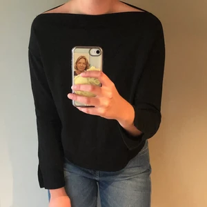 Svart tröja med båtringning  - Svart tröja med båtringing och slitsar vid armarna. Köpt i Japan för flera år sedan men har knappt används sen dess, fint skick. Frakt står köparen för, har du fler frågor är det bara att skriva!