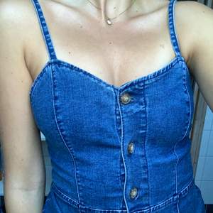 supersöt stretchig jeansklänning med knappar i storlek 34. perfekt för sommaren! kan mötas upp i stockholm eller skickas, köparen står för frakt! 💕💕