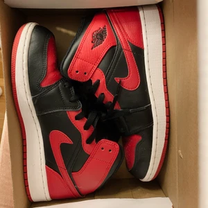 Nike jordans  - Säljer dessa nästan helt oanvända Nike jordans skorna. Skitsnygga men är tyvärr för stora för mig. Självklart äkta och box medföljer vid köp. Kan eventuellt gå med på att byta mot ett par andra jordans i storlek 37,5/38 eftersom att jag säljer dessa endast pågrund av att dem inte passar 🤎