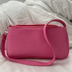 Rosa väska - Säljer nu denna fina väskan då den inte kommer till användning. Väskan är aldrig använd där av väldigt bra skick. Frakt ingår i priset! 