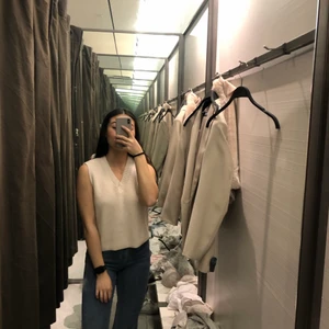 Zara stickad väst beige  - Jättefin och välgjord tröja från Zara, aldrig använd utan insåg efter köp att den inte är min stil. Priset är inkl frakt