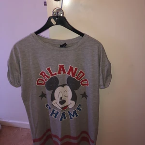 Mickey Mouse tröja - Tröjan är i fint skick, använd. Storlek XS men skulle säga att de passar S också för den är baggy, inköpt på Gina tricot. Finns i Västerås, kostar 40kr.