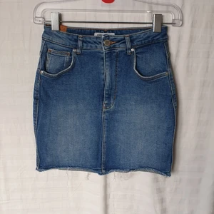 Zara jeanskjol - Jeanskjol från Zara som sitter tajt ❣ Materialet är väldigt stretchigt. Använd, men i bra skick 😊