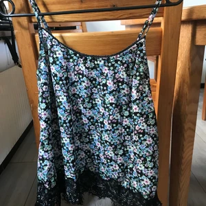 Snyggt somrigt linne storlek S - Härligt sommarlinne med spets nertill