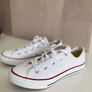 Nya vita Converse  - Oanvända vita Converse i storlek 34. I toppskick då de aldrig använts utan bara legat i garderoben. Köparen står för frakten. 