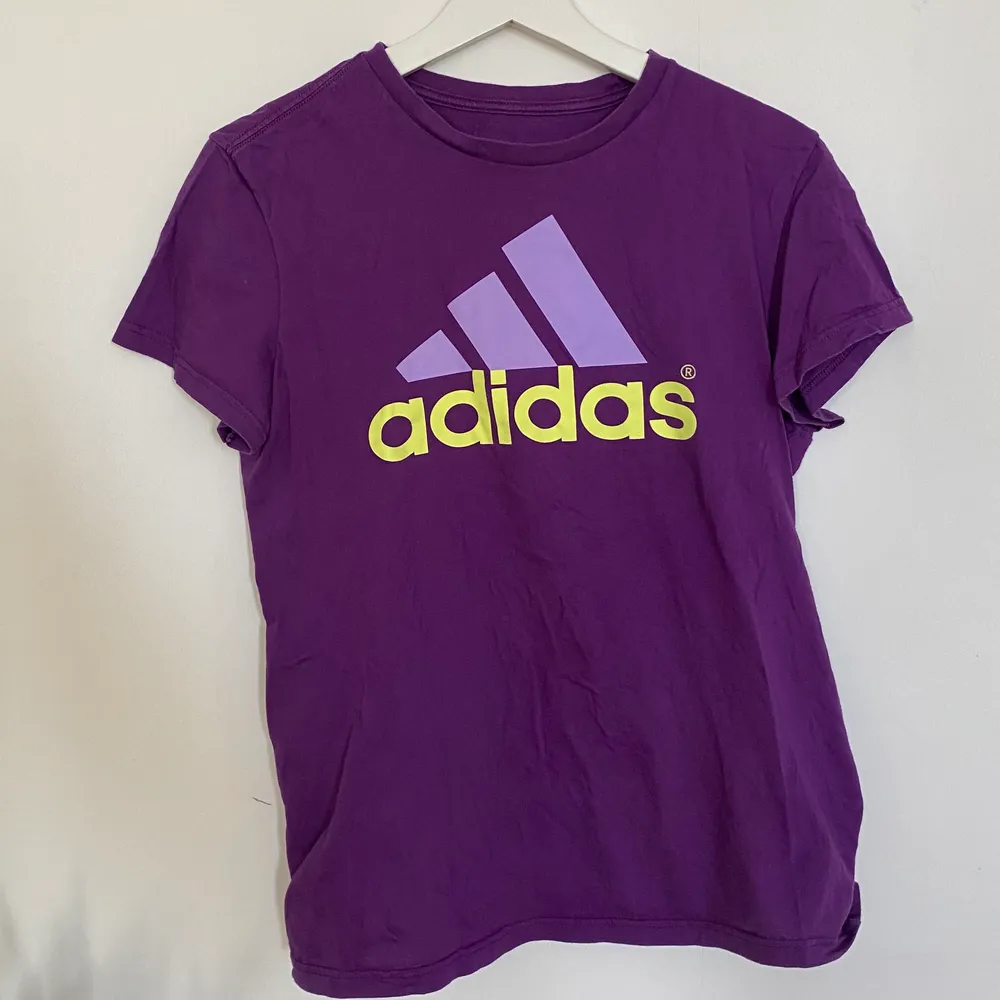 En lila tshirt från Adidas. Sparsamt använd och i bra skick🌺. T-shirts.