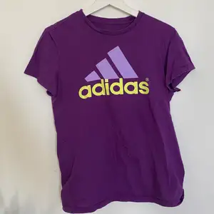 En lila tshirt från Adidas. Sparsamt använd och i bra skick🌺