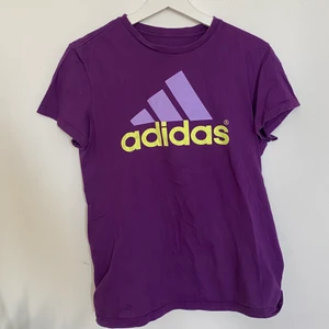 Adidas  - En lila tshirt från Adidas. Sparsamt använd och i bra skick🌺
