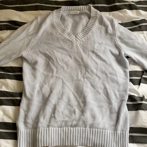 stickad crewneck  - använt ngr gånger , toppskick 👍 finns inga hål i tröjan . kan oxå ses som en kofta