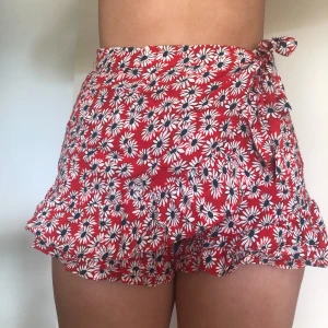 Shorts Zara strl S - Shorts med volanger längst ner. Blir nästan som en kjol då man knyter ihop ett extra tyglager längst fram❣️ Endast använda ett fåtal gånger! ✨ Köpare står för frakt 🌻