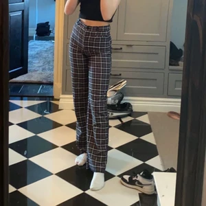 Rutiga byxor  - Jätte fina rutiga byxor, jag älskar dom men jag får inte användning till dem <3 dom sitter jätte bra och frakten ingår i priset <33