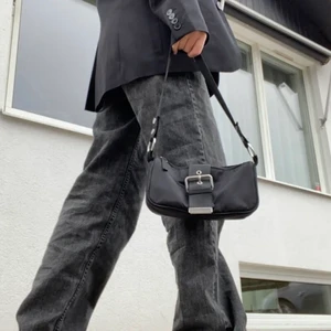Väska - Svart väska från weekday som jag tyvärr behövt rensat bort💙💙 superfin till alla outfits!