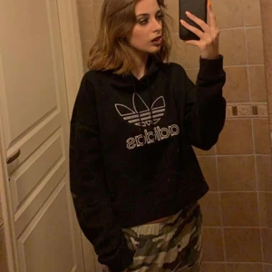 Adidas hoodie  - En svart adidas hoodie som är lite cropped. Använd kanske 3 gånger. Byxorna på bilden finns även till salu på min sida 😩 