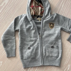Tröja - Burberry tröja strl 116. Som Ny. Använd 2-3 gånger. 