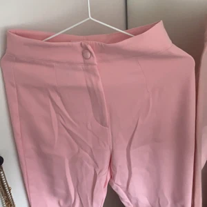 Rosa kostym byxor - Lite utsvängda! 🤍 Till matchande top (set)