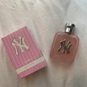 New York Yankees Parfym - Parfym från new york yankees, 50ml ungefär 3/4 kvar! ”Fuktig doft som är attraktiv och flirtig. Toppnoten börjar med saftiga noter av guava, plommon och aprikos. I hjärtnoten följer fylliga ackord av jordgubbsblomma och tahitgardeni. I basnoten summeras doften med vanilj, mjukt sandelträ och sensuell musk.” Luktar underbart!!🤩🌷 Möts i slussen eller postar!