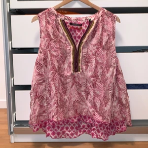 Kortärmad blus  - Sparsamt använd!bra skick! Något längre i ryggen.