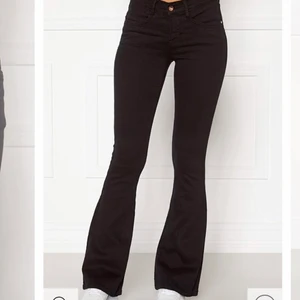 Bootcut jeans  - Säljer dessa snygga bootcut jeans ifrån Gina tricot. Köpta i vintras men knappt använda pågrund av att de är för små för mig. Vill bli av med dom eftersom dom inte kommer till användning för mig så priset kan diskuteras+ köparen står för frakten❤️