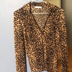 Leopard mönstrad tröja bra skick