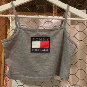 Linne kort topp - Kort topp Tommy Hilfiger står det på den