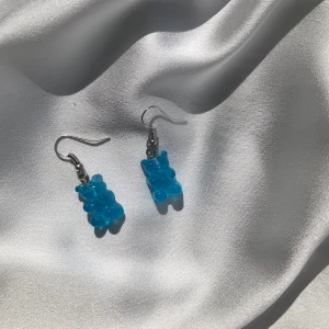 ~Örhängen~ - Blåa björnörhängen 29kr + 12kr frakt🤎