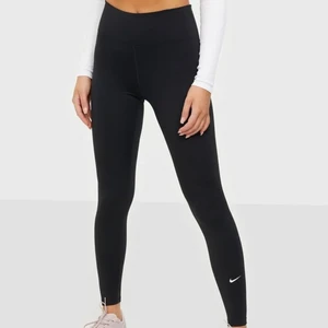 Träningstights - Träningstights från Nike, bara använda några få gånger. Jätteskönt material och sitter superfint🤍 Köpta för 449 kr