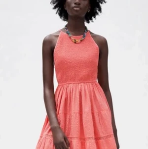 Zara klänning - Jätte snygg Slutsold zara klänning, köpte den här på plick men var tyvärr för stor.