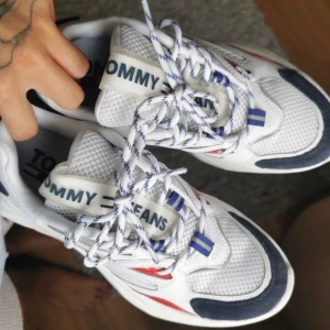 Tommy hilfiger sneakers - Strl 37 använda 1 gång 