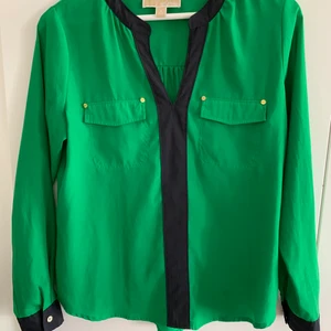 Michael Kors  - Grön Michael Kors blus i storlek S. I fint skick! 
