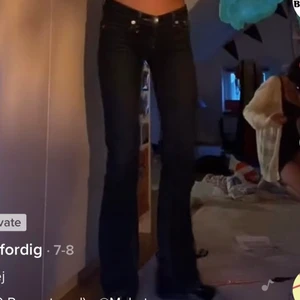 bootcat lågmidjade jeans - lågmidjade jeans (bilden är från min tiktok (gayfordig) ni kan även få personliga bilder där dom e på. ganska skinny jeans jätte sköna!! 