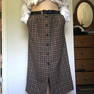 Rak rutig kjol med skärp - Fick denna av min kompis men aldrig använt den, supersöt rak kjol från Lou Atkins som går lite under mitten av smalbenen på mig som är 168cm lång, skärpet ingår, den är köpt på second hand