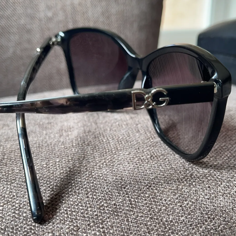 Säljer mina D&G solglasögon som är klassiska och passar till varje dag. De är köpta i Italien och har lite repor på glaset därav det billiga priset. Kan diskuteras vid snabbköp. Självklart äkta!. Accessoarer.