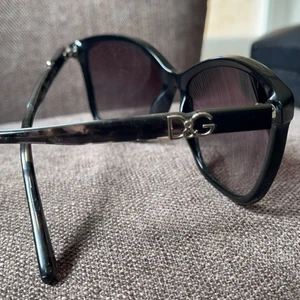 DOLCE & GABBANA Solglasögon  - Säljer mina D&G solglasögon som är klassiska och passar till varje dag. De är köpta i Italien och har lite repor på glaset därav det billiga priset. Kan diskuteras vid snabbköp. Självklart äkta!