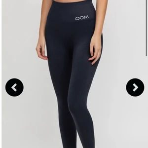 Träningsthights från Drop Of Mindfullnes - Mörkblå suuuuupersköna träningsthights från DOP, drop of mindfullness från deras seamless kollektion. Säljer för att de är för små, skickar gärna fler bilder! Pris och frakt kan diskuteras. Stl S💞